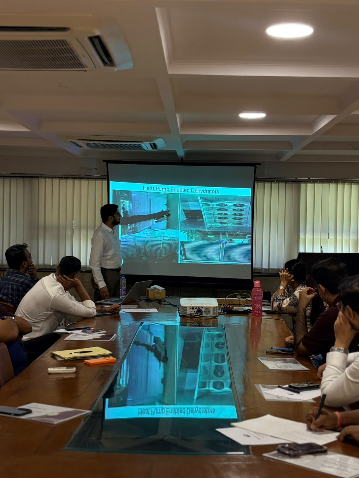 Saurabh Surana explaining heat pump enabled dehydrators at Foodtech Pathshala